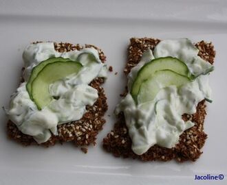 Vezel cracker met komkommersalade