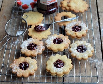 Posh Jam Biscuits! Jammie Daisy Dodgers (Biscuits/Cookies) Recipe