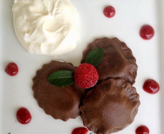 Ravioles de chocolate rellenos de crema de frambuesa