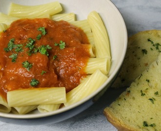 Pasta with Greek Tomato Sauce (Vegan)