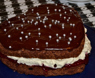 Sjokoladekake med lakriskrem og bringebær