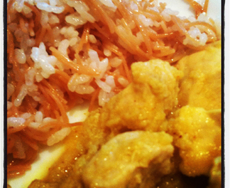 Pollastre al curry amb arròs i fideus