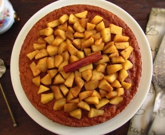 Vanilla cake topped with caramelized apple | Food From Portugal