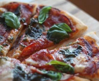 Italiensk pizza med blåmuggost og chorizo