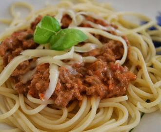Oppskrift Spagetti (Bolognese) med hjemmelaget tomatsaus.