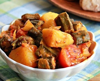 Aloo Bhindi ( Gravy ), Okra And Potato Curry, Vendakkai Urulaikizhangu Curry