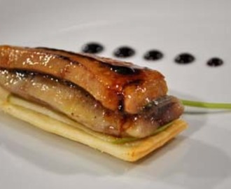 Coca de sardina amb foie caramelitzat