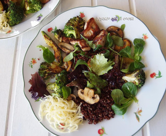 Ensalada de quinoa roja con vegetales y pollo asados, inspirada en Donna Hay