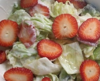 Salada Fresca de Alface com Frutas e Molho de Iogurte com Mel e Limão