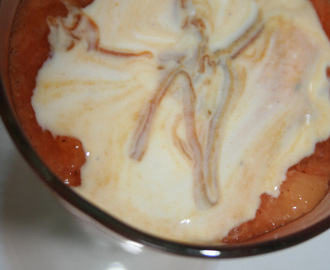 Lun plommegrøt med gojibær og kremet karamellsaus