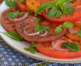 Φέτες ντομάτα με σάλτσα ροδιού