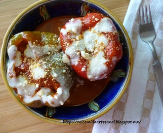 Pimiento morrón relleno en salsa de tomate