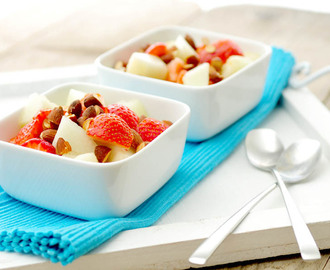 Yoghurt met honingmeloen, aardbeien en amandelen – gezond dessert