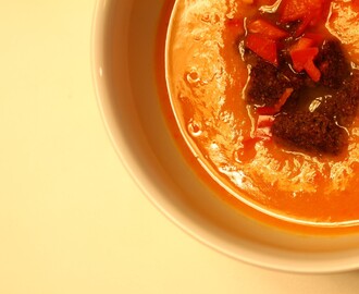 Hot rød suppe med rugbrødscroutoner