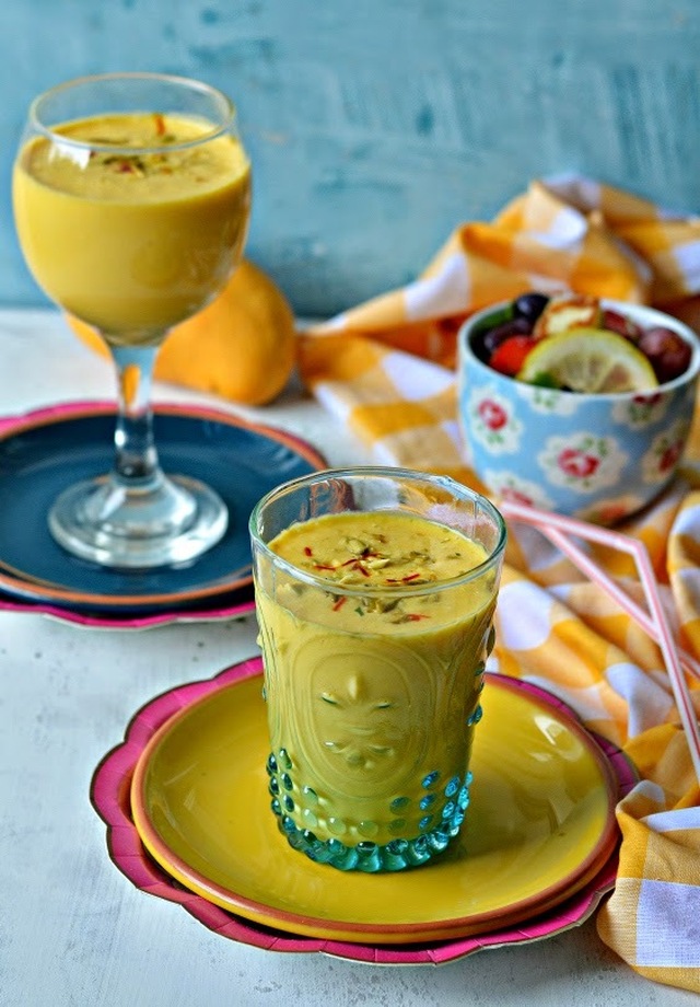 Mango Vanilla Lassi :: Mango Yoghurt Vanilla Smoothie :: Mango Recipes :: Summer drinks