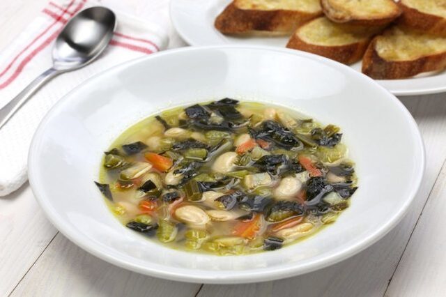 Zuppa di cavolo nero: la ricetta del primo piatto invernale genuino