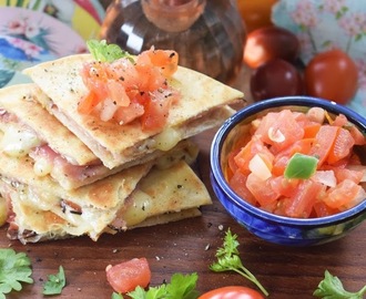 Quesadillas med skinka, ost och tomatsalsa