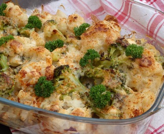 Brokuł i kalafior pod beszamelem i serem pleśniowym