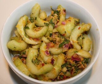 Thaise salade met komkommer en seroendeng