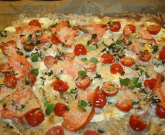 Pizza med røykt ørret og tomat