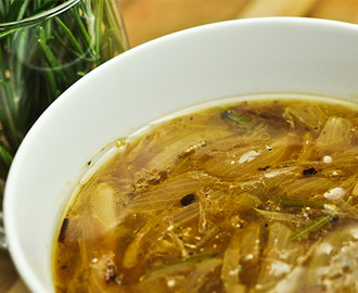 Recette - Soupe à l’oignon, baies de genièvre et huile d’ail d’Ian Perreault | Recettes-de-chefs.ca