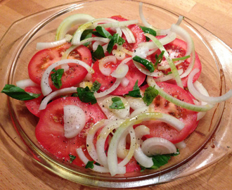 Middagstips: En deilig entrecôte med rødvinsaus, hasselbachpoteter og ovnsstekt tomat/løk.