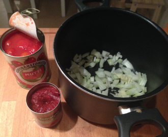 Middagstips: Spagetti med tomatsaus laget på slte cerrytomater og basilikum.
