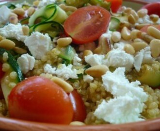 Vegetarische Salade van Quinoa, Courgette, Tomaat en Feta ~ Moeder der Granen