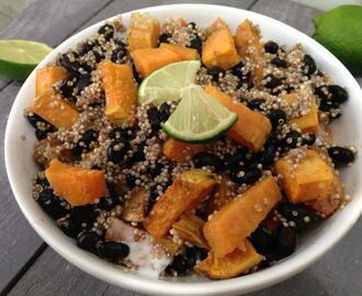 Mega zdravá večera: Quinoa so sladkými zemiakmi a čiernou fazuľou