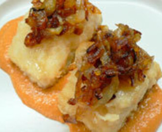 Bacallà amb salsa romesco eco i ceba caramelitzada