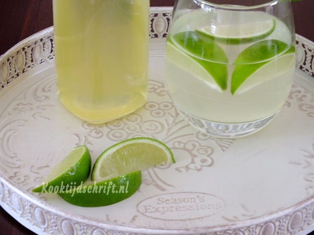 Een lekker recept om zelf citroen-limoensiroop te maken