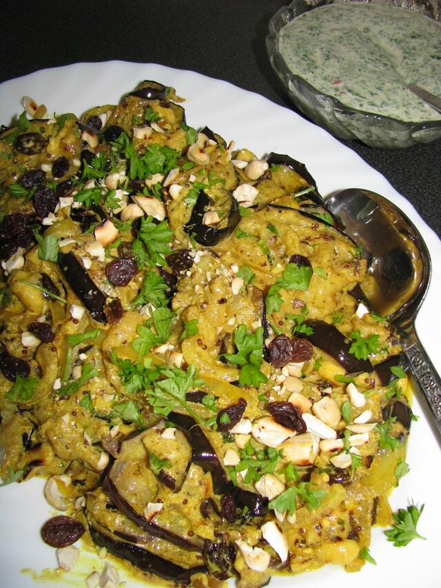 Indisk auberginpanna med russin och nötter och en chiliraita