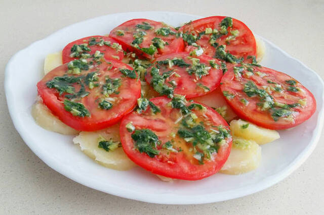 Ensalada de patatas y tomates