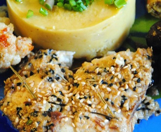 Φάβα Σαντορίνης με φιλέτο ψαριού παναρισμένο με σουσάμι.
