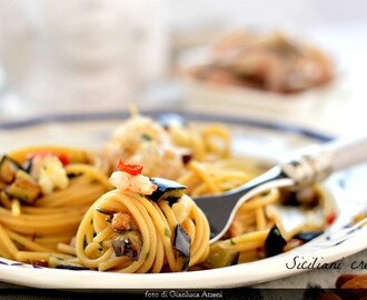 Spaghetti aglio e olio con melanzane e crudo e cotto di gamberi di nassa