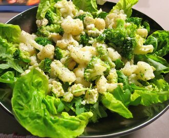 Salade met broccoli, bloemkool en avocado
