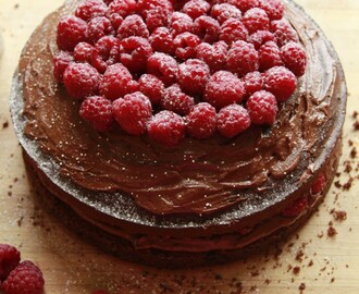 Cukiniowy tort z czekoladowym kremem i malinami