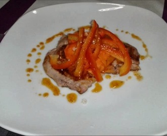Llonzes de porc amb pebrot, pastanaga i oli vermell