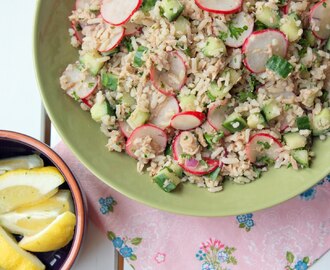 Rijstsalade met komkommer, radijs, tonijn en mierikswortel