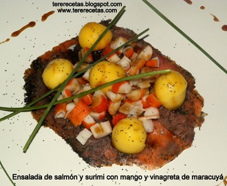 Ensalada de salmón ahumado y surimi con mango y vinagreta de maracuyá.