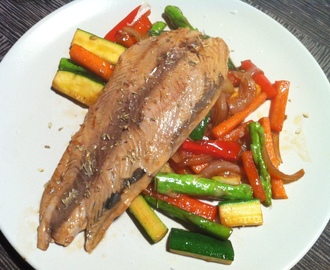 Tataki de tonyina amb “chop-suey” de verdures i soja