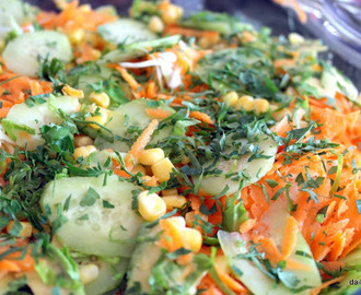 Πολύχρωμη σαλάτα με λάχανο, καρότο, καλαμπόκι κι αβοκάντο.