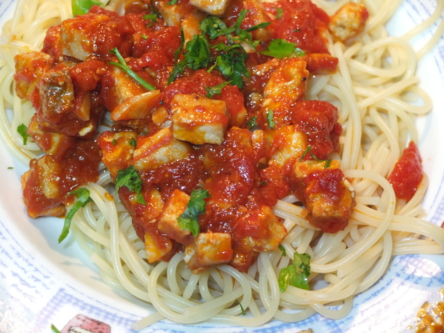 Spaghetti al tonno/Espaguetis amb tonyina/ Espaguetis con atún