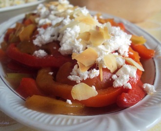 Gegrilde paprika salade met feta, arganolie en amandelen.