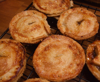 Making mince pies with Lola - Two recipes: rich shortcrust mince pies and rose mince pies.