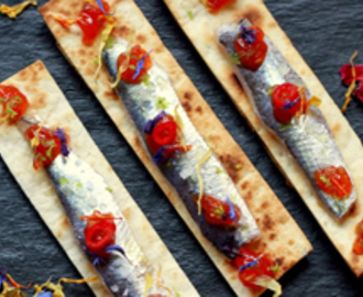 Sardines marinades amb cítrics i melmelada de tomàquet picant eco