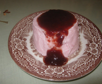 Γιαουρτο-φραουλένιο  ελαφρύ νόστιμο  με μαρμελάδα φράουλα! Φανταστικό δροσερό γλυκάκι στο λεπτό που θα σας ξετρελάνει!