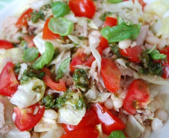 Lunch: salade van witte bonen, tonijn en tomaat