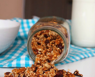 Τραγανό Κίνοα για πρωινό και Σοκολατένια ανώμαλα - Crunchy Quinoa Granola and Chocolate Clusters