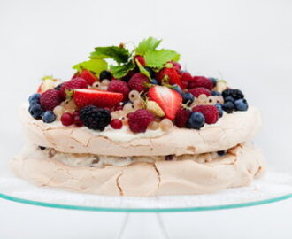 Image: Urodzinowy tort bezowy z owocami - Przepis - Onet Gotowanie